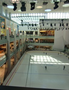 Das Eishockyfeld in der Shopping-Mall